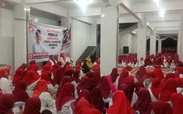 Foto Pembacaan Sholawat Nabi di Ponpes Assomadiyah Burneh. (Foto.IsmsilHs/Ketik.co.id)