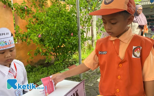 Foto Gibran memasukkan surat suara ke kotak suara. (Foto: Shinta Miranda/Ketik.co.id)