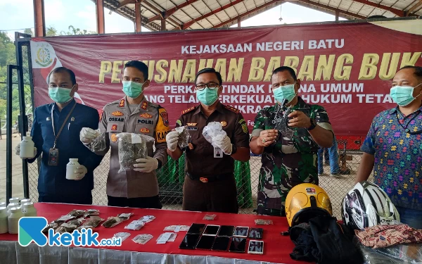 Kejari Kota Batu Musnahkan Barang Bukti dari 53 Perkara, Termasuk Senpi