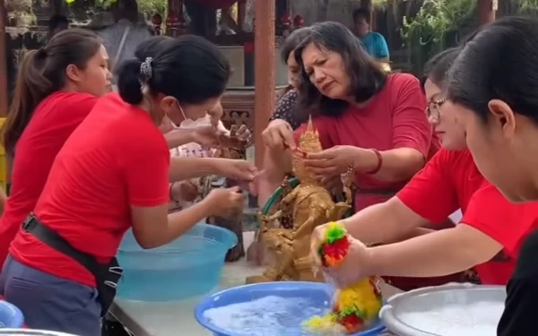 Thumbnail Sambut Imlek, Warga Tionghoa di Bali Bersihkan Vihara Dharmayana Kuta