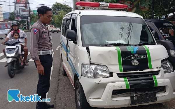 Thumbnail Dua Ambulans Saling Tabrak di Pacitan hingga Terguling, Pasien Dievakuasi