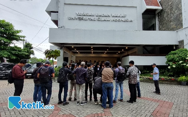 Foto Aksi keprihatinan para Aliansi Advokat Yogyakarta tersebut juga menarik perhatian sejumlah awak media. (Foto: Fajar Rianto / Ketik.co.id)