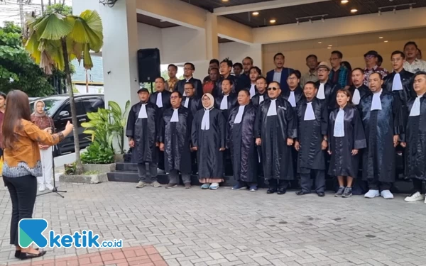 Foto Mengawali seruannya, seratus lebih advokat yang sebagian besar mengenakan toga dengan khidmat menyanyikan lagu kebangsaan, Indonesia Raya dan Bagimu Negeri. (Foto: Fajar Rianto / Ketik.co.id)