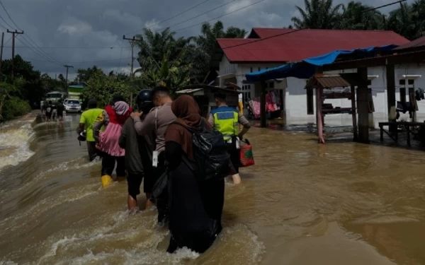 Thumbnail 677 Warga di Tiga Wilayah Riau Mengungsi Akibat Terjangan Banjir