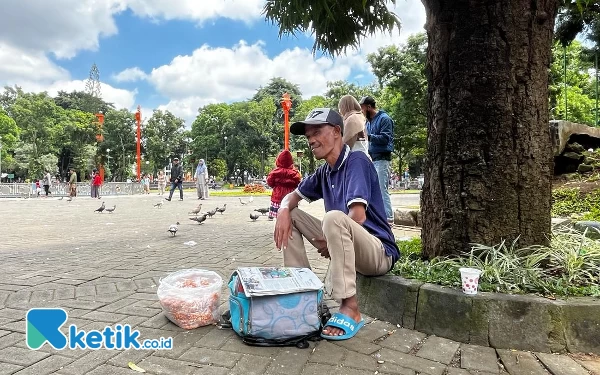 Thumbnail Kisah Miun, Menyambung Hidup dari Jualan Pakan Burung di Alun-alun Merdeka Kota Malang
