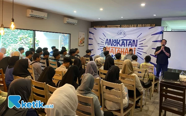 Foto Yooky Tjahrial menjabarkan apa yang harus dilakukan anak muda untuk jadi pengusaha. (Foto: Shinta Miranda/Ketik.co.id)