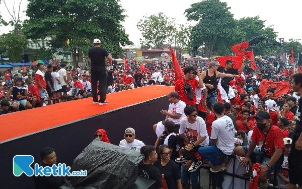 Foto Ribuan masa memadati halaman parkir GOR Lembu Peteng lokasi acara Konser Tulungagung Ketiban Pulung. (Foto : Sugeng/ketik.co.id)