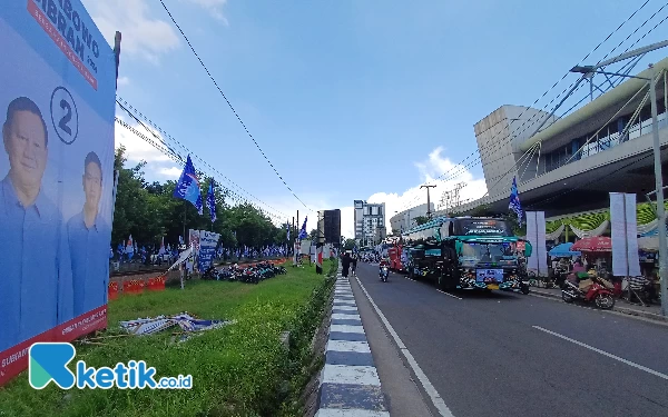 Thumbnail Ribuan Peserta Mulai Berdatangan, Hindari Jalan Depan Jatim Expo Surabaya, Ada Konsolidasi Akbar Prabowo-Gibran