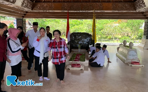 Thumbnail Berita - Megawati Kembali Ziarah ke Makam Bung Karno Kota Blitar Jelang Pemilu 2024