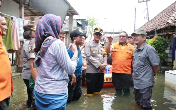 Thumbnail Pj Bupati Pasuruan Terjun Langsung Pantau Kondisi Warga Terdampak Banjir