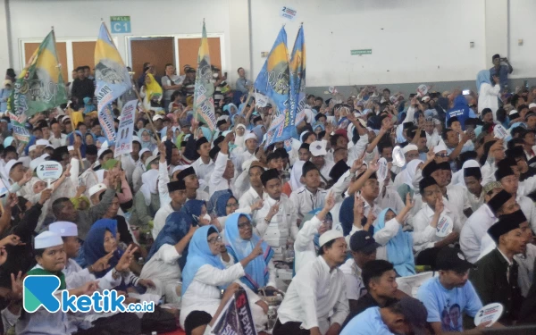 Foto Ribuan jemaah hadir dalam shlawat dan doa bersama untuk kemenangan 1 putaran Prabowo-Gibran, Jumat (9/2/2024). (Foto: Khaesar/Ketik.co.id)