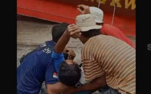 Thumbnail Persiapkan Perayaan Imlek, 2 Pekerja di Makassar Tertimpa Atap Klenteng
