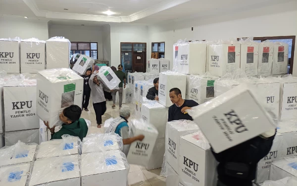 Foto Kotak Surat Suara dan isinya di Gudang logistik PPK Senori