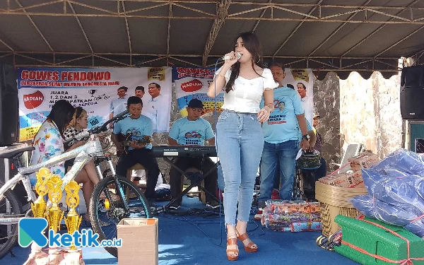 Foto Hiburan musik elekton menambah ramainya acara sepeda sehat gowes Pendowo di Beji Tulungagung. ( Foto : Hariya/ketik.co.id)