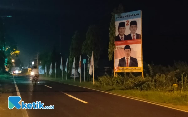 Foto Sebagian APK peserta Pemilu 2024 yang terpasang di Desa Nyalabu Laok, Kecamatan Kota, Kabupaten Pamekasan. (Foto: Supyan/ketik.co.id)