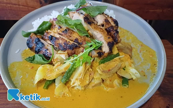 Foto Nasi ayam bakar padang dengan sayur kapau menjadi salah satu menu yang bisa dipesan, Sabtu (10/2/2024). (Foto: Khaesar/Ketik.co.id)