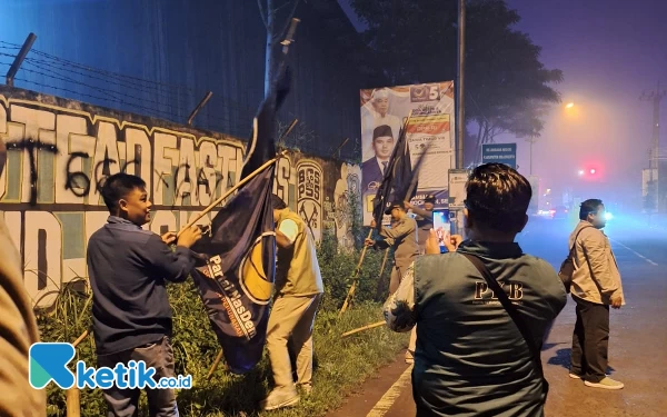 Foto Pembersihan APK dilakukan Bawaslu Jatim dan KPU Jatim, Minggu (11/2/2024). (Foto: Khaesar/Ketik.co.id)