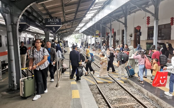 Thumbnail Berita - Puncak Arus Balik Libur Panjang, KAI Daop 9 Jember Berangkatkan 9.558 Penumpang