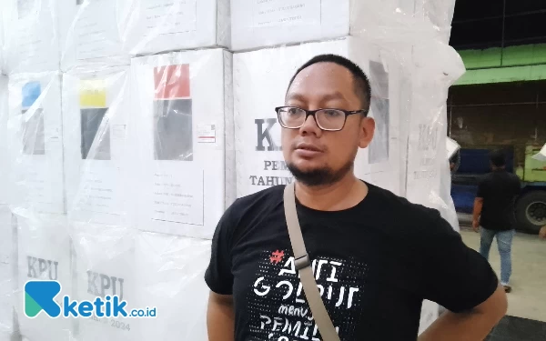 Foto Ketua PPK Kecamatan Sumbergempol Abdul Hasan saat memberikan statmen kepada awak media  ketik.co.id. (Foto : Hariya/ketik.co.id)