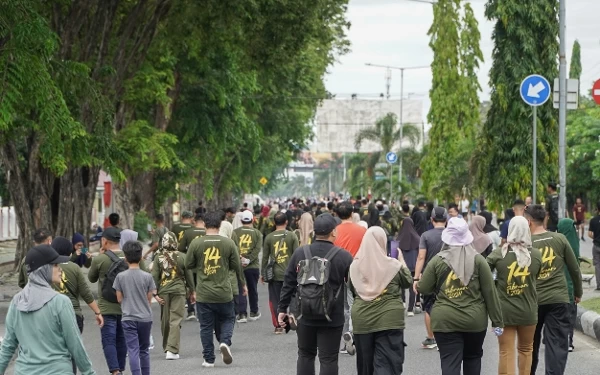 Foto Suasana jalan sehat yang diikuti oleh masyarakat. (Foto: Dok Humas Prov Sulteng)