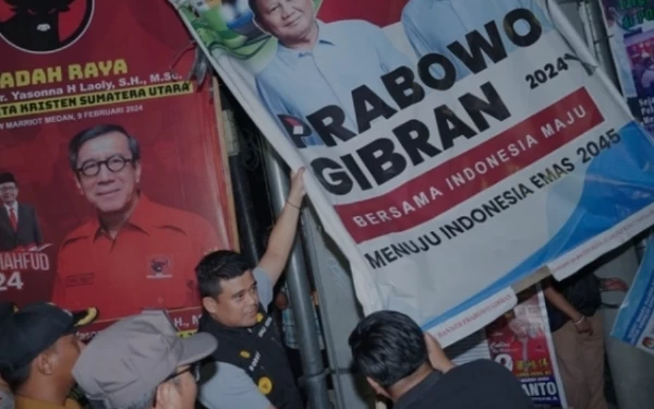 Thumbnail Berita - Mantu Jokowi Wali Kota Medan Bobby Nasution Turun Langsung Bersihkan APK