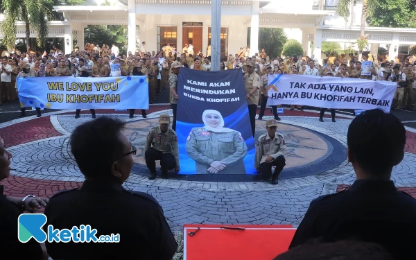 Foto Pegawai Pemprov Jatim memberikan salam perpisahan usai melakukan apel di Kantor Gubernur Jatim, Senin (12/2/2024). (Foto: Khaesar/Ketik.co.id)