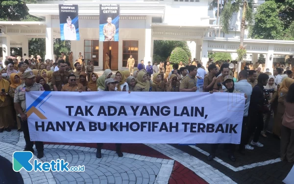 Foto ASN membawa baner bentuk dukungan dan terima kasih saat Khofifah dan Emil berpamitan, Senin (12/2/2024). (Foto: Khaesar/Ketik.co.id)