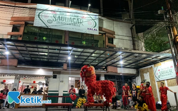 Festival Barongsai Warnai Perayaan Imlek di Toko Bakmie Saudagar Surabaya