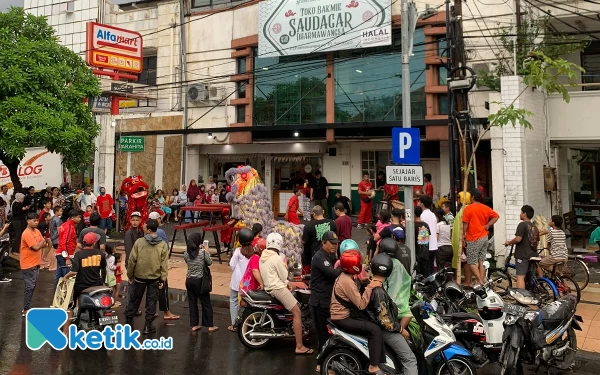 Foto Masyarakat menyaksikan pertunjukan Barongsai di toko bakmie Saudagar. 12/02/2024. (Foto. Ismail Hs/Ketik.co.id)