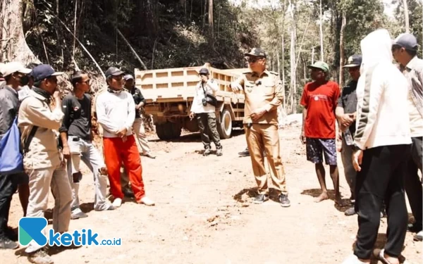 Foto Bupati Freddy Thie bersama Kadis Perhubungan dan Kadis PU meninjau ruas jalan lobo menuju fromajaya ( dok.humas Pemkab Kaimana)