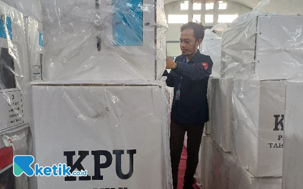 Foto Logistik Pemilu 2024 ini akan didistribusikan ke Kecamatan, Selasa (13/2/2024). (Foto: Khaesar/Ketik.co.id)