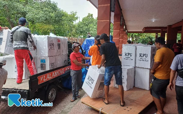 Foto Petugas pengiriman logistik mengangkut logistik dari Gor Pancasila, Selasa (13/2/2024). (Foto: Khaesar/Ketik.co.id)