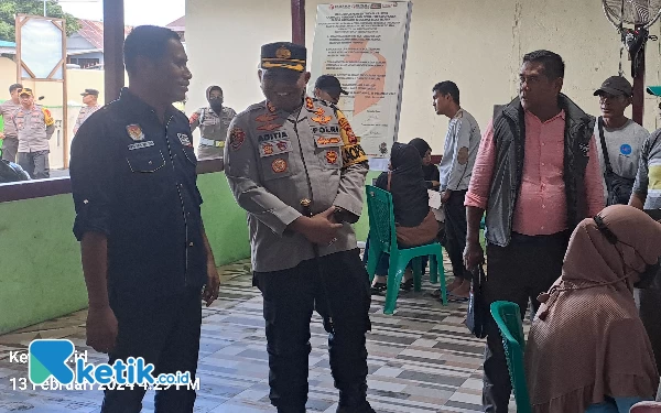 Foto Ketua Bawaslu Halsel Rais Kahar di TPS desa Mandaong