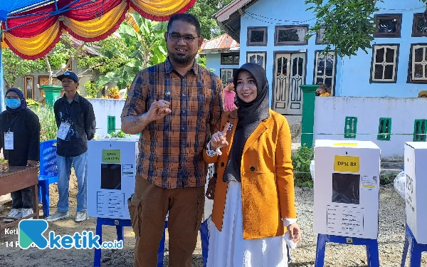 Thumbnail Bupati Halmahera Selatan dan Istri Salurkan Hak Pilih di TPS 1 Desa Papaloang
