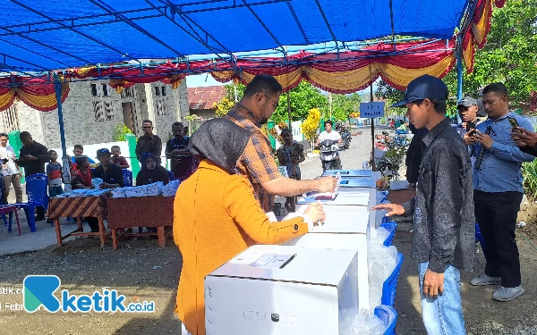 Foto Bassam dan Rifa’at Al-Sa’adah saat memasukan surat suara ke dalam kotak suara