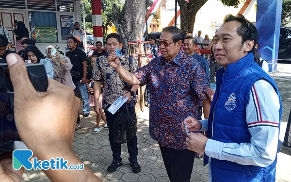 Foto SBY bersama putra bungsunya bersiap menuju TPS di Pacitan untuk mencoblos. (Foto: Tondo Julian for Ketik.co.id)