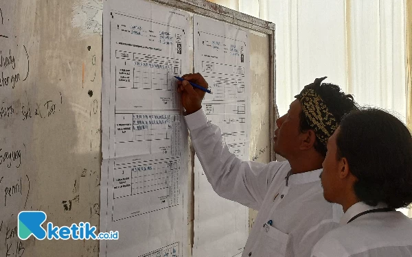 Foto Petugas TPS 31 merekap hasil perhitungan suara Presiden dan Wakil Presiden 2024, Rabu (14/2/2024). (Foto: Khaesar/Ketik.co.id)