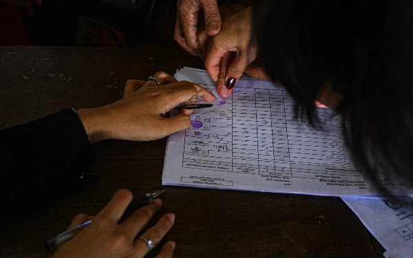 Foto Penyandang tuna netra Ahmad Yani menggunakan hak suara di TPS 037 Kelurahan 8 Ilir, Kecamatan Ilir Timur 3 Palembang, Rabu (14/2/2024). Foto: Wahyu Rahmanto