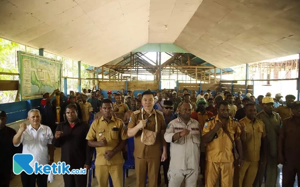 Foto Bupati Freddy Thie foto bersama dengan Distrik Arguni Atas dan masyarakat (dok.humas Pemkab Kaimana)