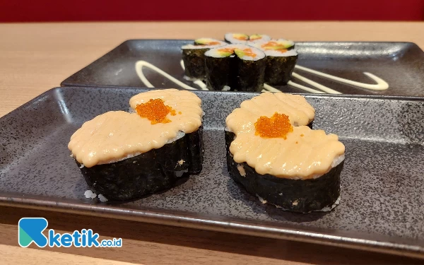 Foto Penampilan koi ai sushi dan kokoro yoi sushi berbentuk hati yang menggiurkan. (Foto: Husni Habib/Ketik.co.id)