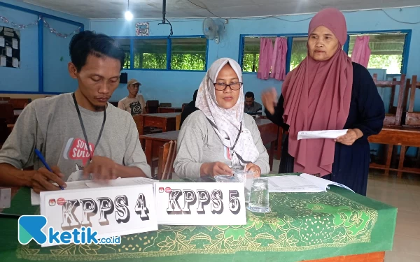 Foto Petugas KPPS melayani pemilih di salah satu TPS di wilayah Mancar, Kabupaten Jombang (14/2/2024). (Foto: Rifat/Ketik.co.id)