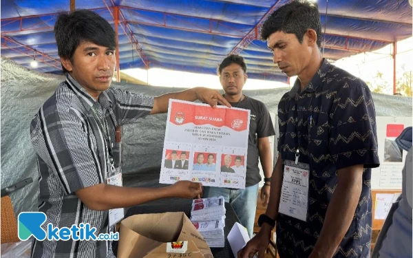 Foto Pemeriksaan Surat Suara Oleh Petugas KPPS TPS Khusus. (Foto Humas Harita Nickel)