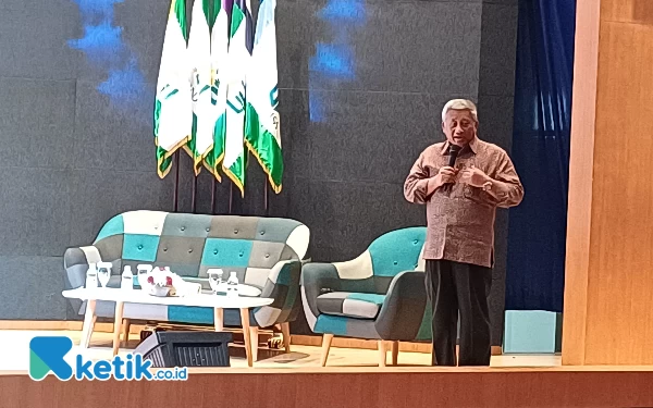 Foto Ketua Yayasan Rumah Sakit Islam Surabaya (Yarsis), Prof. Dr. Ir. Mohammad Nuh, DEA memberikan materi perkembangan pendidikan kedokteran di acara AIPKI, Jumat (16/2/2024). (Foto: Khaesar/Ketik.co.id)