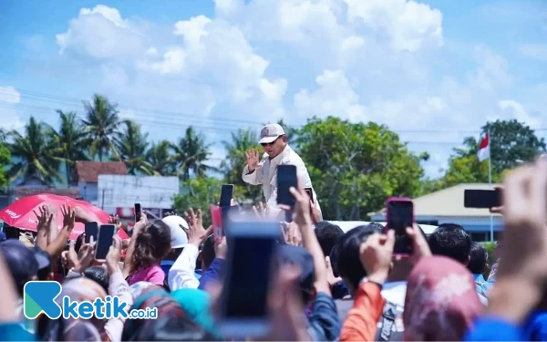 Foto Warga antusias sambut kedatangan Prabowo di Pangkalan TNI AU Pacitan. (Foto: Prokopim Pacitan)