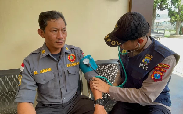 Thumbnail Berita - Urkes Polres Batu Cek Kesehatan Petugas Pengamanan Rekapitulasi Suara di PPK
