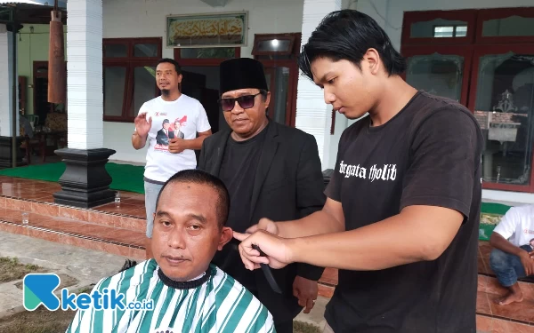 Wujud Rasa Syukur, Puluhan Relawan Prabowo-Gibran di Kediri Cukur Gundul