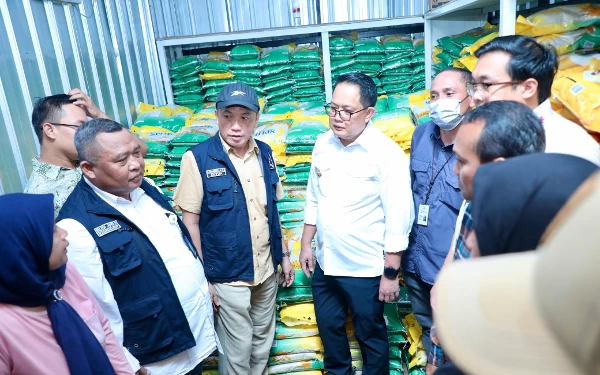 Stok Bahan Pokok Langka, Pj Gubernur Adhy Karyano Sidak Dua Pasar