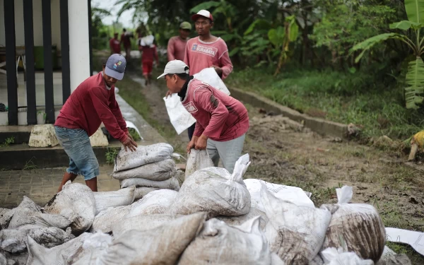 Sat Set! Aksi Cepat Eri Cahyadi Atasi Banjir Surabaya Barat