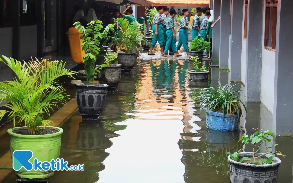 Foto Salah satu koridor gedung SMP Negeri 2 Tanggulangin saat kebanjiran pada 17 Januari lalu. (Foto: Fathur Roziq/Ketik.co.id)