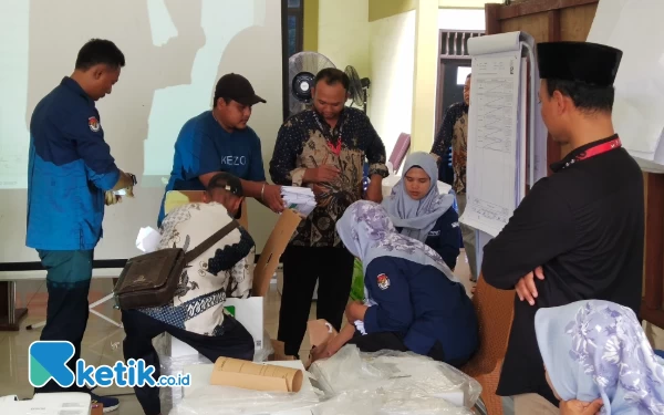 Foto Karena ada perbedaan jumlah suara terpaksa buko kotak suara.  (foto:sutejo / ketik.co.id)